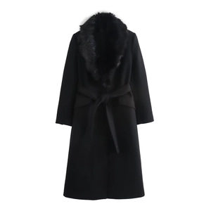 Détail d'un manteau long noir en laine avec col en fourrure élégant et ceinture ajustée