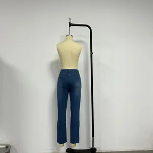 Détail du jean bleu taille haute avec poches arrière et passants de ceinture classiques