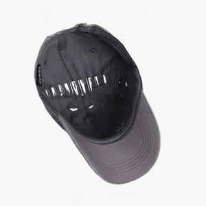 Vue détaillée d'une casquette de baseball gris foncé montrant le coton et le bord cousu
