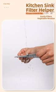 Vista macro del filtro per lavandino in silicone grigio che blocca i residui sotto l'acqua