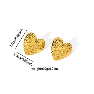 Détail de boucles d'oreilles cœur en or 18K avec texture plissée et taille 2,2cm