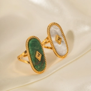 Bague vintage en acier doré 18K avec jade vert et nacre blanche sertie de perles