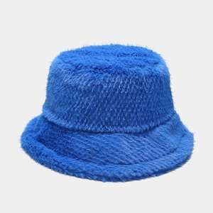 Gros plan détaillé de la texture en fausse fourrure bleu électrique d'un chapeau d'hiver