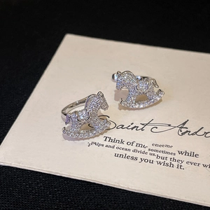 Sparkling zircon rocking horse ear clips in S925 silver finish for non-pierced ears