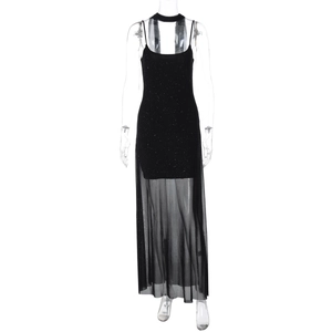 Détail de la robe longue noire transparente avec mini-jupe et finitions scintillantes