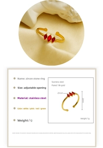 Detail eines verstellbaren Rings aus 18K vergoldetem Edelstahl mit drei roten Zirkonia