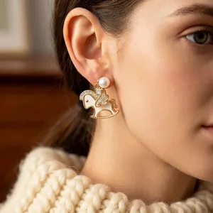 Boucles d'oreilles cheval à bascule plaquées or 14 carats avec perles et zircons