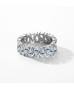 Détail macro de la bague en argent S925 avec zircons cubiques taillés en goutte