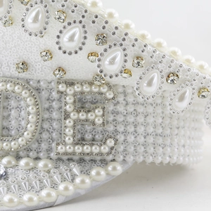 Chapeau de capitaine blanc pour mariée orné de paillettes, perles et lettres en strass