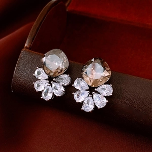 Détail macro de boucles d'oreilles avec pierre champagne et pendants en zircone