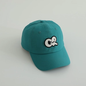 Détail de la casquette séchage rapide bleu sarcelle avec trous de ventilation laser