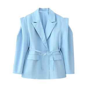 Détail du blazer bleu clair montrant les épaules structurées et la ceinture nouée