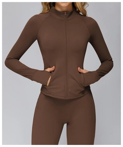 Détail de la veste de yoga ajustée avec passe-pouces et poche à fermeture éclair invisible