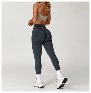 Detail der nahtlosen anthrazitfarbenen Yogahose mit hoher Taille und Push-up-Effekt am Gesäß