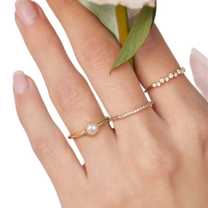 Dreiteiliges stapelbares Goldring-Set aus S925-Silber mit Süßwasserperle und Zirkonia am Finger