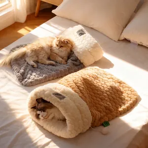 Plüschiger warmer Katzenschlafsack in Grau und Kaffee mit Bommeln und Textursamt