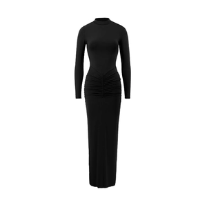 Détail de la taille froncée et coupe moulante sur la robe longue noire à manches