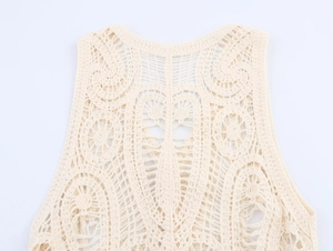Dettaglio della maglia all'uncinetto bianco sporco con intricati motivi floreali traforati
