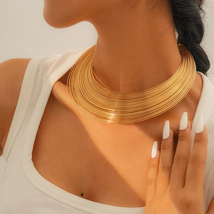 Nahaufnahme einer minimalistischen mehrlagigen Gold-Choker-Halskette für einen schicken Stil