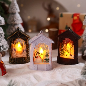Tre lanterne natalizie con Babbo Natale e renne su uno sfondo innevato