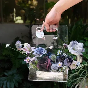Boîte à fleurs triangulaire en acrylique avec poignée et élégants bouquets violets