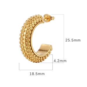 Boucles d'oreilles minimalistes en C texturées en or 18k avec dimensions détaillées