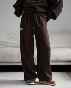 Détail d'un survêtement marron foncé avec impression 'ÉCOUTEZ VOTRE COEUR' sur le sweat-shirt