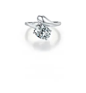 Vue détaillée d'une bague en argent 925 avec une grande pierre précieuse de taille ovale