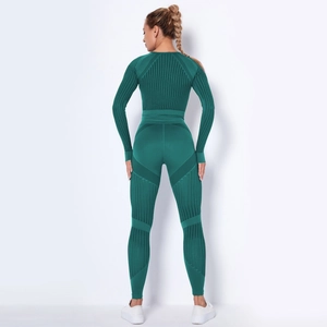 Vista posteriore del set sportivo verde scuro senza cuciture con top a coste e leggings