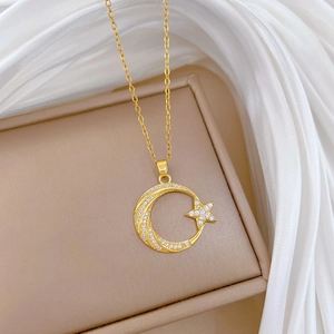 Collier élégant en or avec pendentif lune et étoile orné de zircons étincelants
