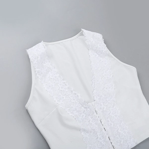 Dettaglio del bordo in pizzo bianco e trama del tessuto sulla canotta con scollo a V