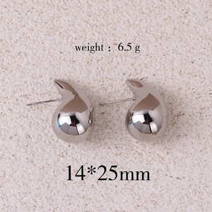 Macro detail of silver water drop earrings with 6.5g weight and 14x25mm size specifications
