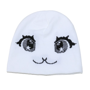 Bonnet blanc tricoté style Y2K avec de grands yeux de dessin animé et bouche de chat