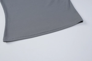 Vue macro détaillée de la texture du tricot côtelé gris et des coutures d'ourlet précises