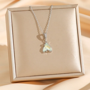 Collier pendentif queue de poisson avec nacre aurore et zircons brillants dans un coffret cadeau