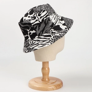 Detailansicht des wendbaren Fischerhuts mit Patchwork aus Zebra- und Leopardenmustern