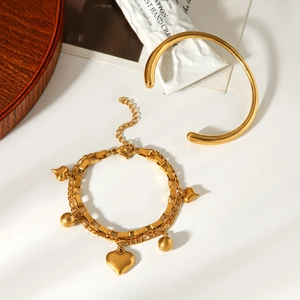 Vista detallada de pulsera con dijes de corazón de doble capa y juego de brazalete