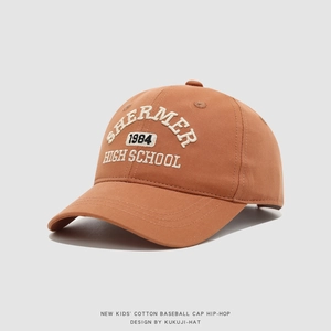 Dettaglio del ricamo bianco SHIRMER 1984 sul cappello in cotone stile high school per bambini