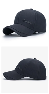Détail d'une casquette de baseball classique avec broderie et visière doublée