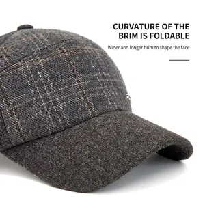 Casquette de baseball d'hiver à carreaux avec cache-oreilles pour hommes vue de profil