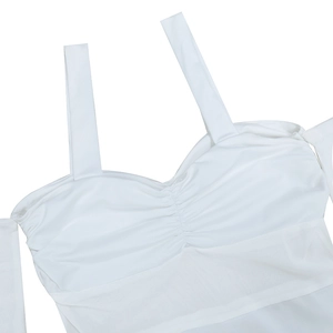 Détail de la robe blanche avec empiècement en mesh, poitrine froncée et tissu doux élastique
