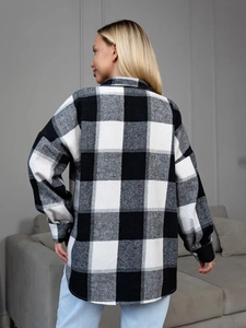 Veste chemise à carreaux noir et blanc pour femme avec coupe ample et épaules tombantes