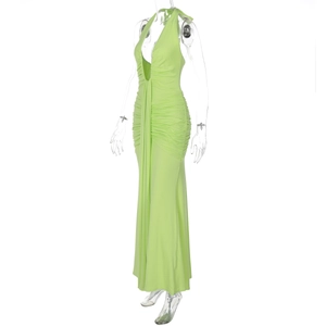 Détail d'une robe dos nu verte à licou montrant la texture plissée douce et le décolleté en V