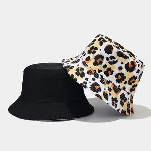 Dettaglio del cappello alla pescatora reversibile con stampa leopardata e nero pieno