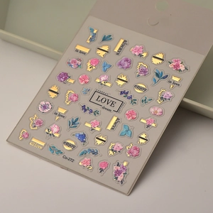 Makroaufnahme von 5D-geprägten Blumen-Nagelstickern mit Goldfolie und romantischem Text