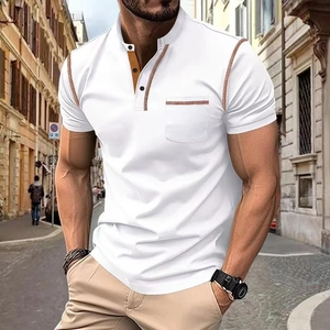 Détail du polo Henley blanc avec coutures contrastées brunes et poche poitrine