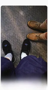 Vue rapprochée de chaussettes en coton rétro portées avec baskets et chaussures