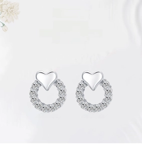 Détail des boucles d'oreilles cœur en argent S925 avec anneau pavé scintillant