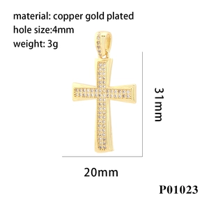 Dimensioni dettagliate del ciondolo a croce placcato oro 18K con zirconi e foro 4mm
