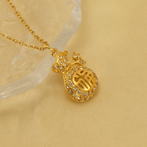 Macro della collana a sacchetto portafortuna placcata oro 18k con strass brillanti